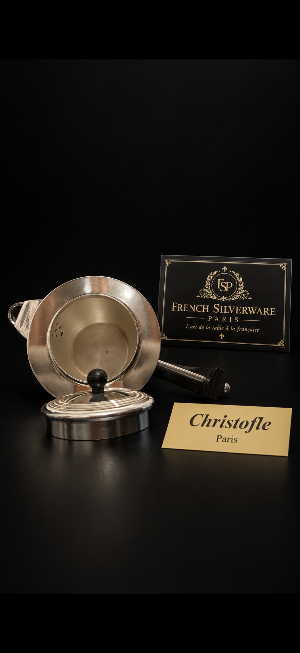 Intérieur de la verseuse Christofle Charleston, grille perforée intégrée et couvercle ôté