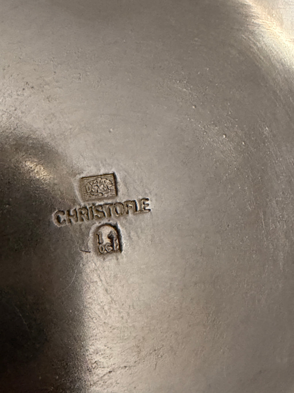 Poinçon Christofle au cavalier d'échecs et lettres OC sous la verseuse Charleston