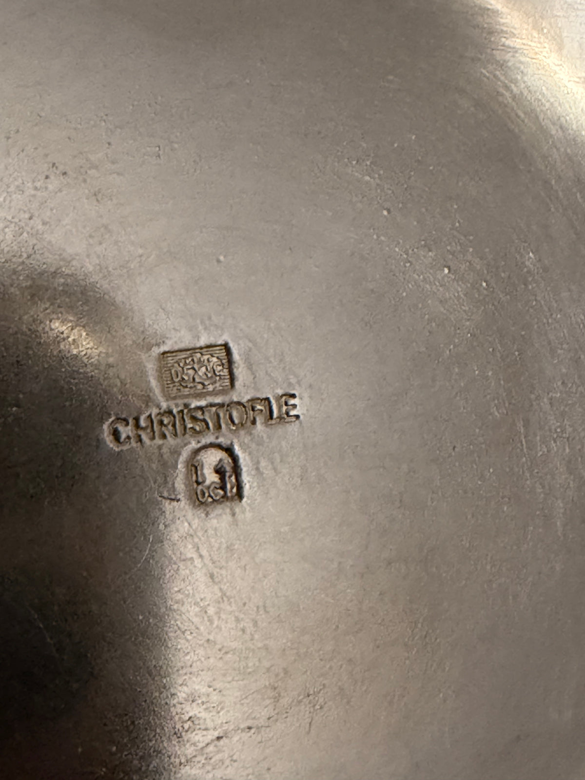 Poinçon Christofle au cavalier d'échecs et lettres OC sous la verseuse Charleston
