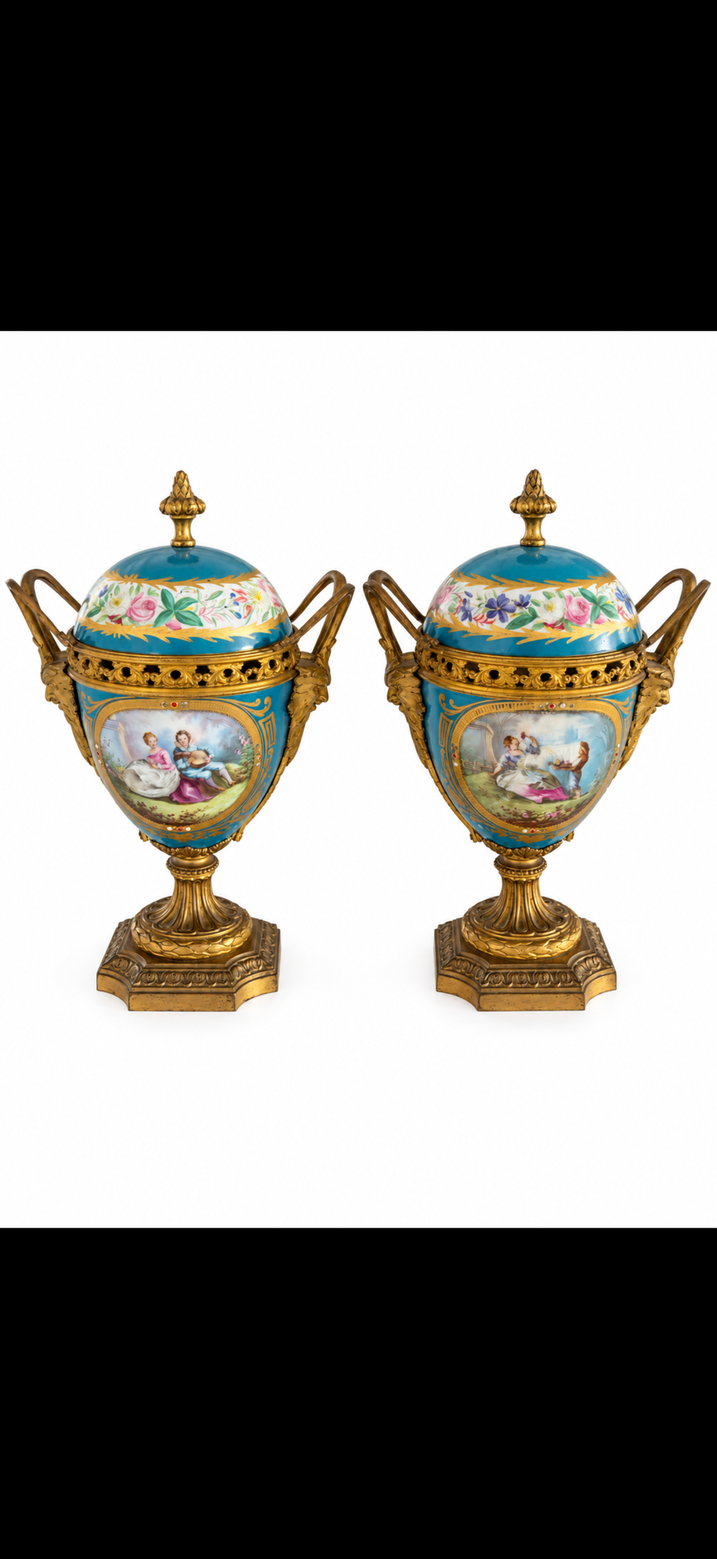 Paire de vases couverts dans le goût de Sèvres, porcelaine bleu céleste et bronze doré, fin du XIXe siècle