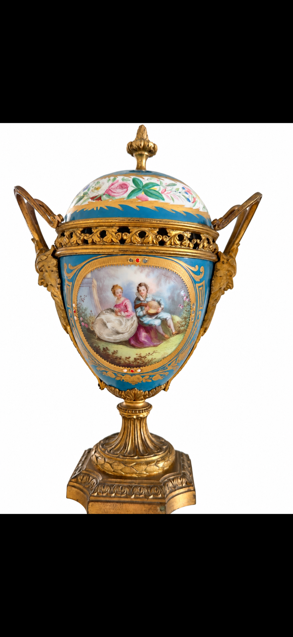 Paire de vases couverts dans le goût de Sèvres, porcelaine bleu céleste et bronze doré, fin du XIXe siècle