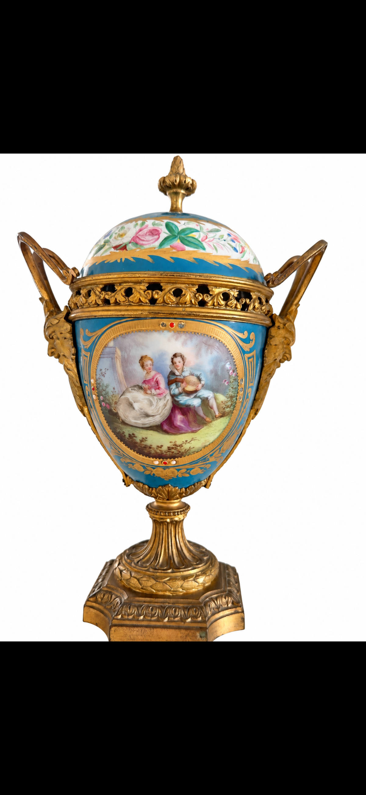 Paire de vases couverts dans le goût de Sèvres, porcelaine bleu céleste et bronze doré, fin du XIXe siècle