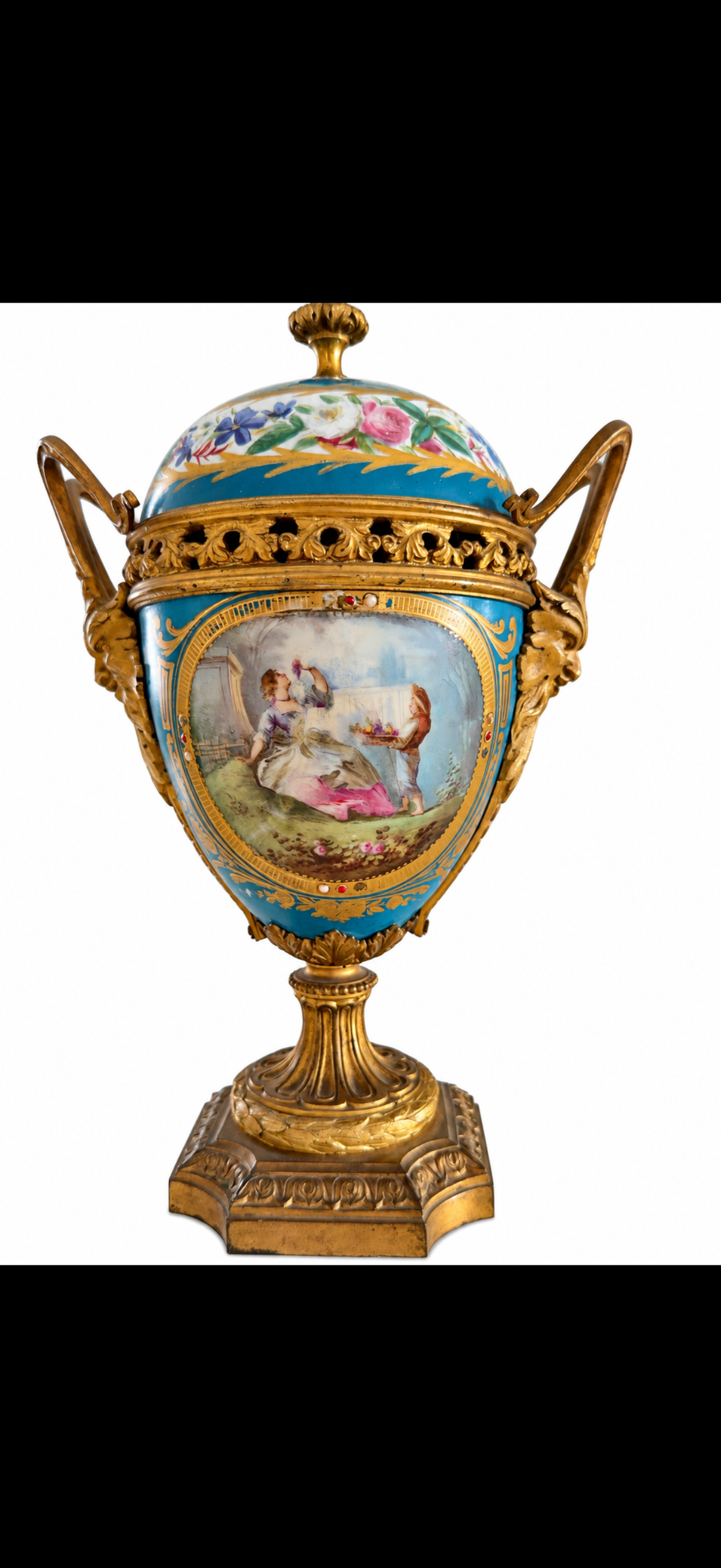 Paire de vases couverts dans le goût de Sèvres, porcelaine bleu céleste et bronze doré, fin du XIXe siècle