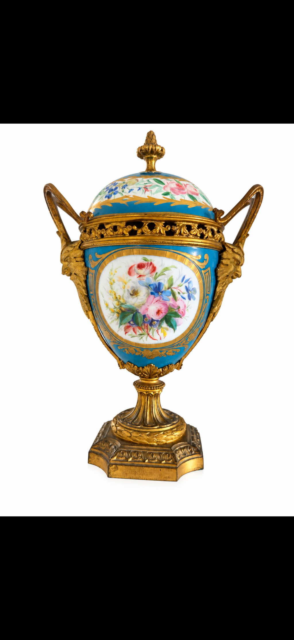 Paire de vases couverts dans le goût de Sèvres, porcelaine bleu céleste et bronze doré, fin du XIXe siècle