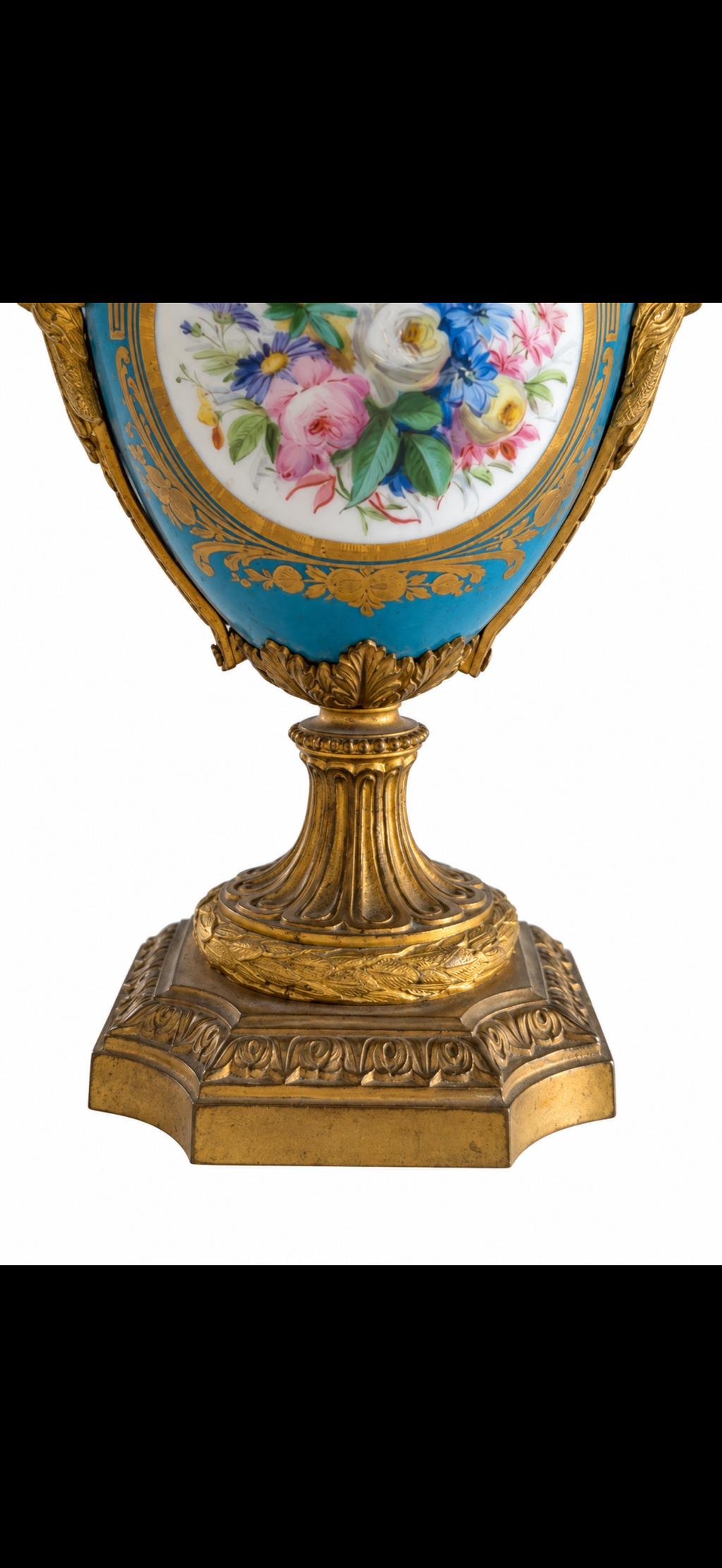 Paire de vases couverts dans le goût de Sèvres, porcelaine bleu céleste et bronze doré, fin du XIXe siècle