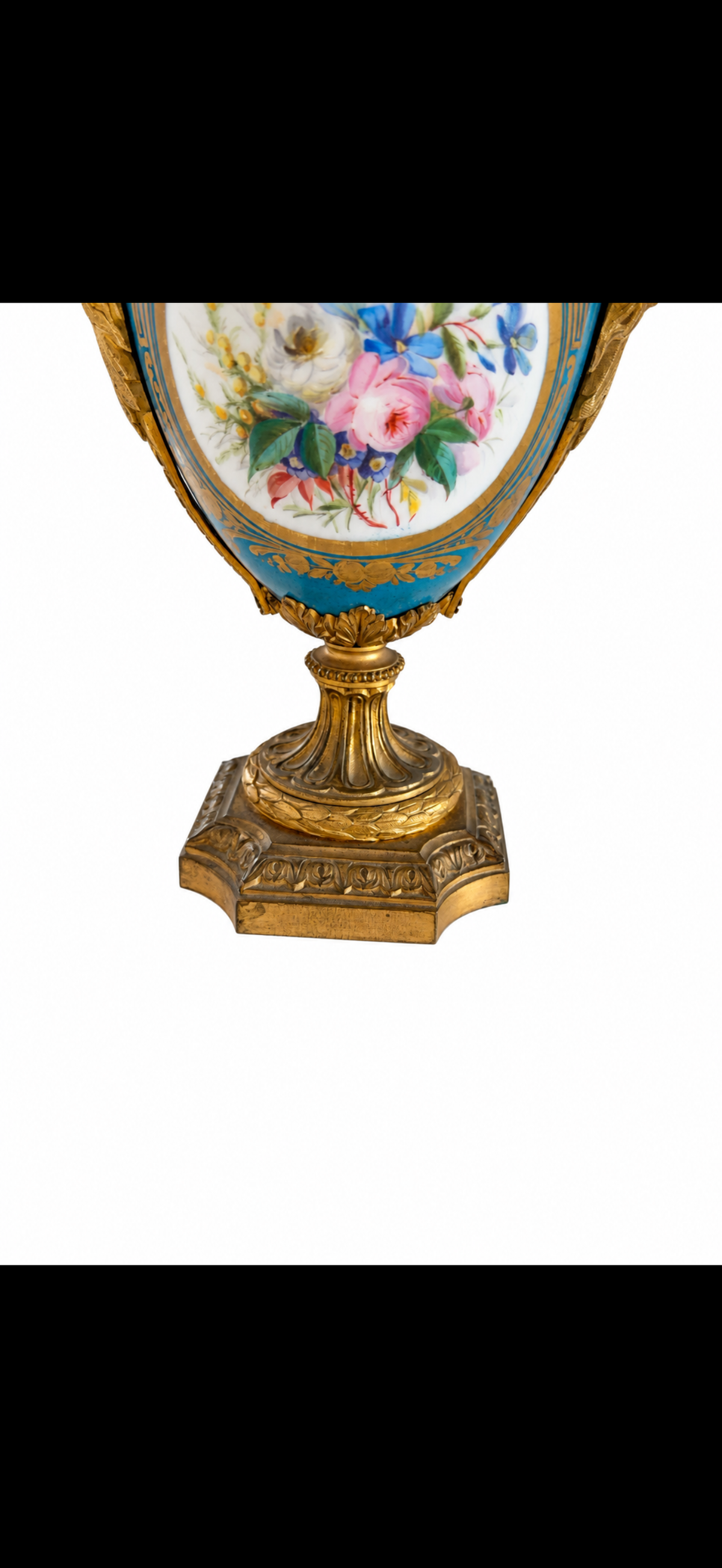 Paire de vases couverts dans le goût de Sèvres, porcelaine bleu céleste et bronze doré, fin du XIXe siècle