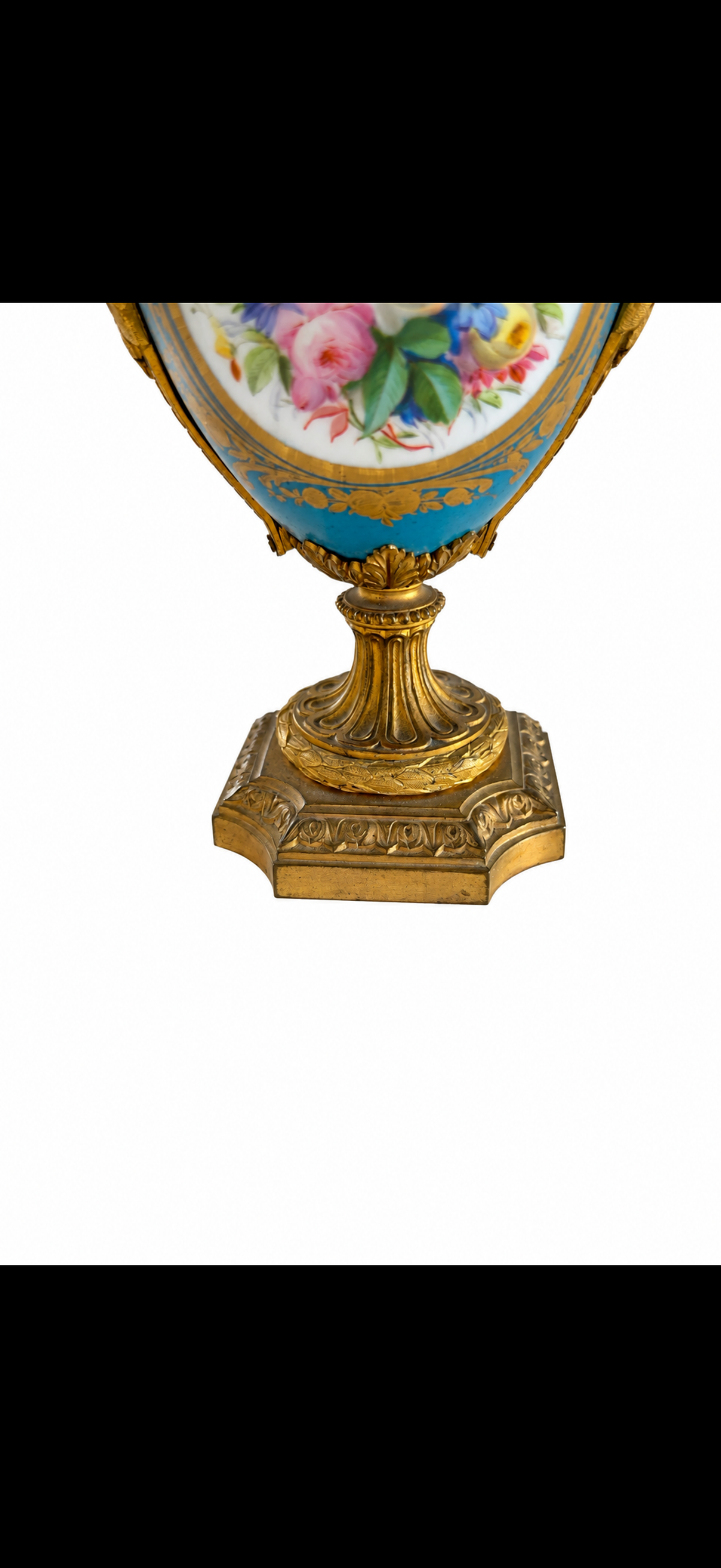 Paire de vases couverts dans le goût de Sèvres, porcelaine bleu céleste et bronze doré, fin du XIXe siècle