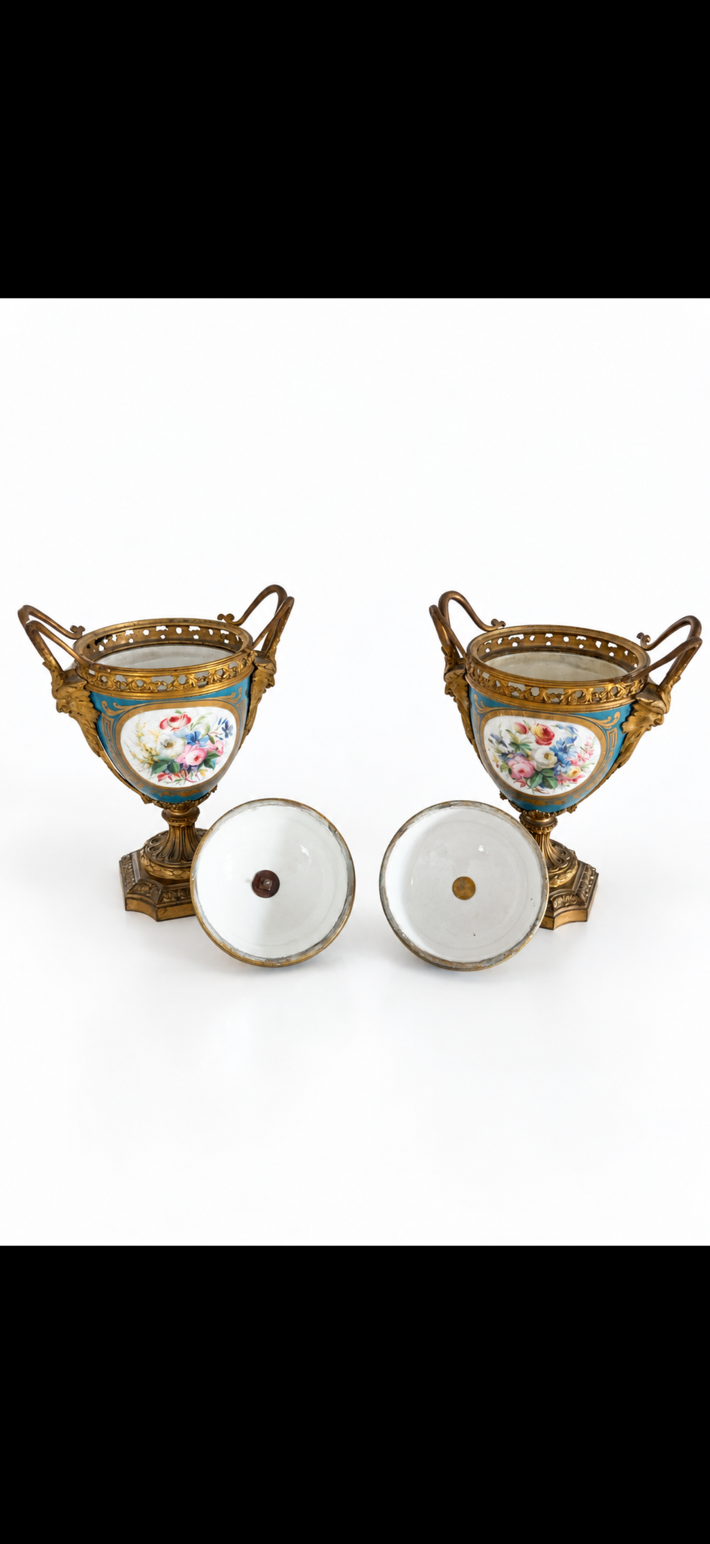 Paire de vases couverts dans le goût de Sèvres, porcelaine bleu céleste et bronze doré, fin du XIXe siècle