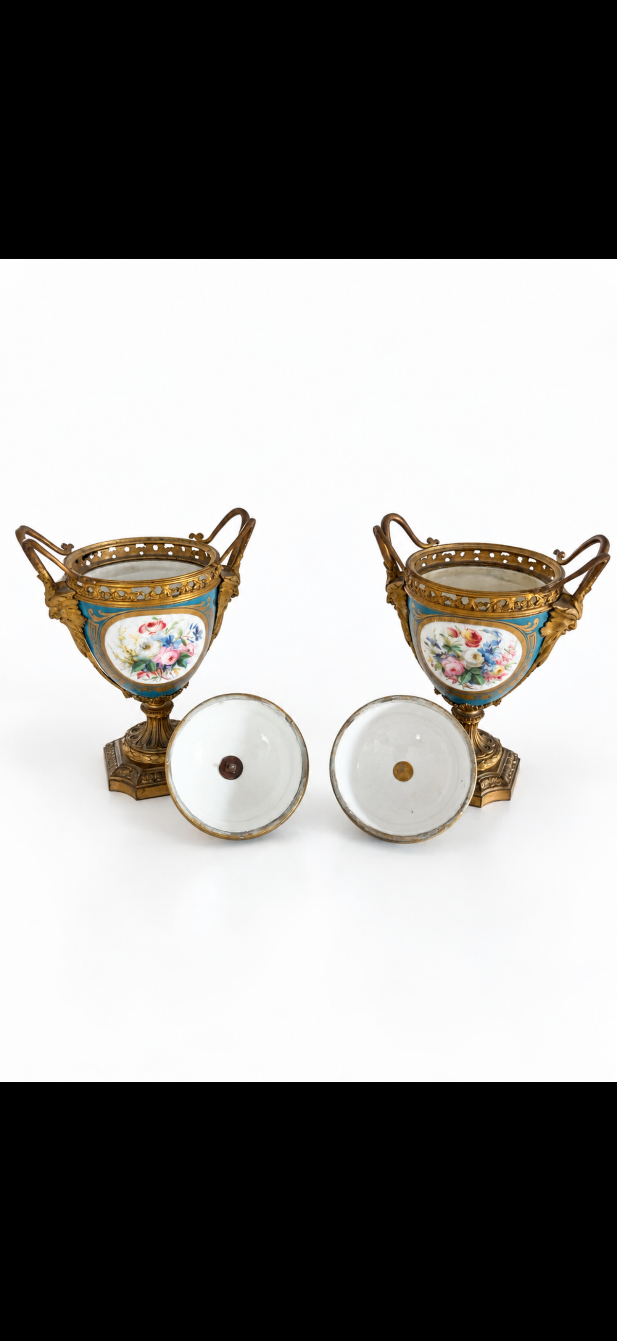 Paire de vases couverts dans le goût de Sèvres, porcelaine bleu céleste et bronze doré, fin du XIXe siècle