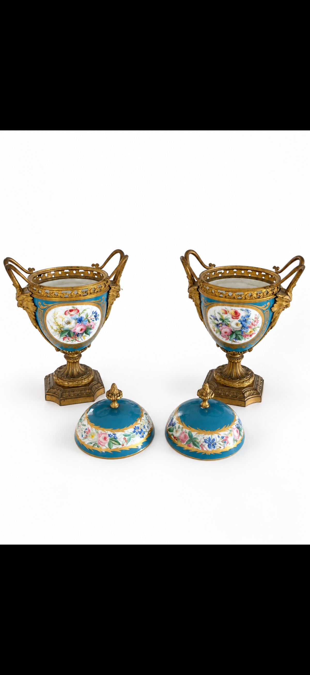 Paire de vases couverts dans le goût de Sèvres, porcelaine bleu céleste et bronze doré, fin du XIXe siècle