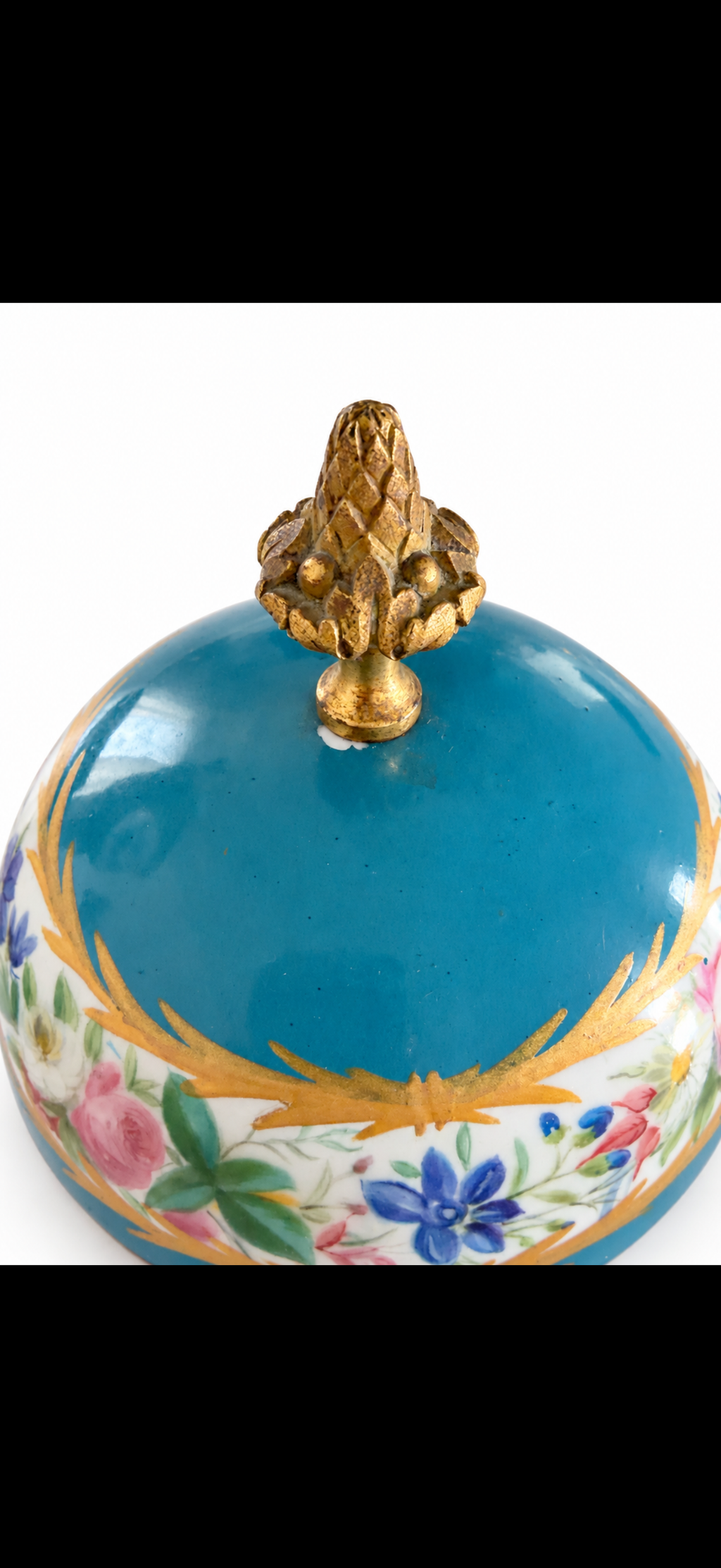 Paire de vases couverts dans le goût de Sèvres, porcelaine bleu céleste et bronze doré, fin du XIXe siècle