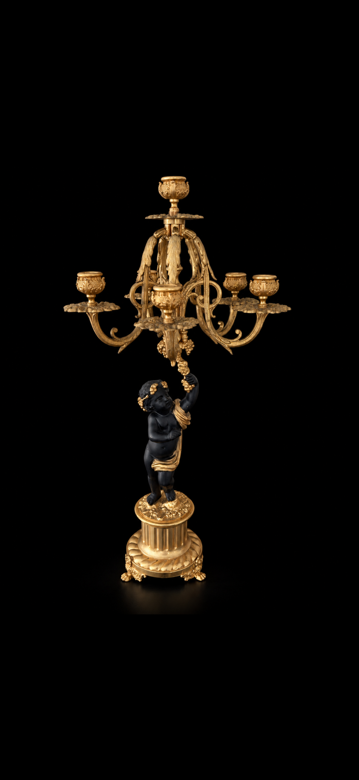 Garniture de cheminée d'après Auguste Moreau, pendule et paire de candélabres aux putti, bronze doré et patiné