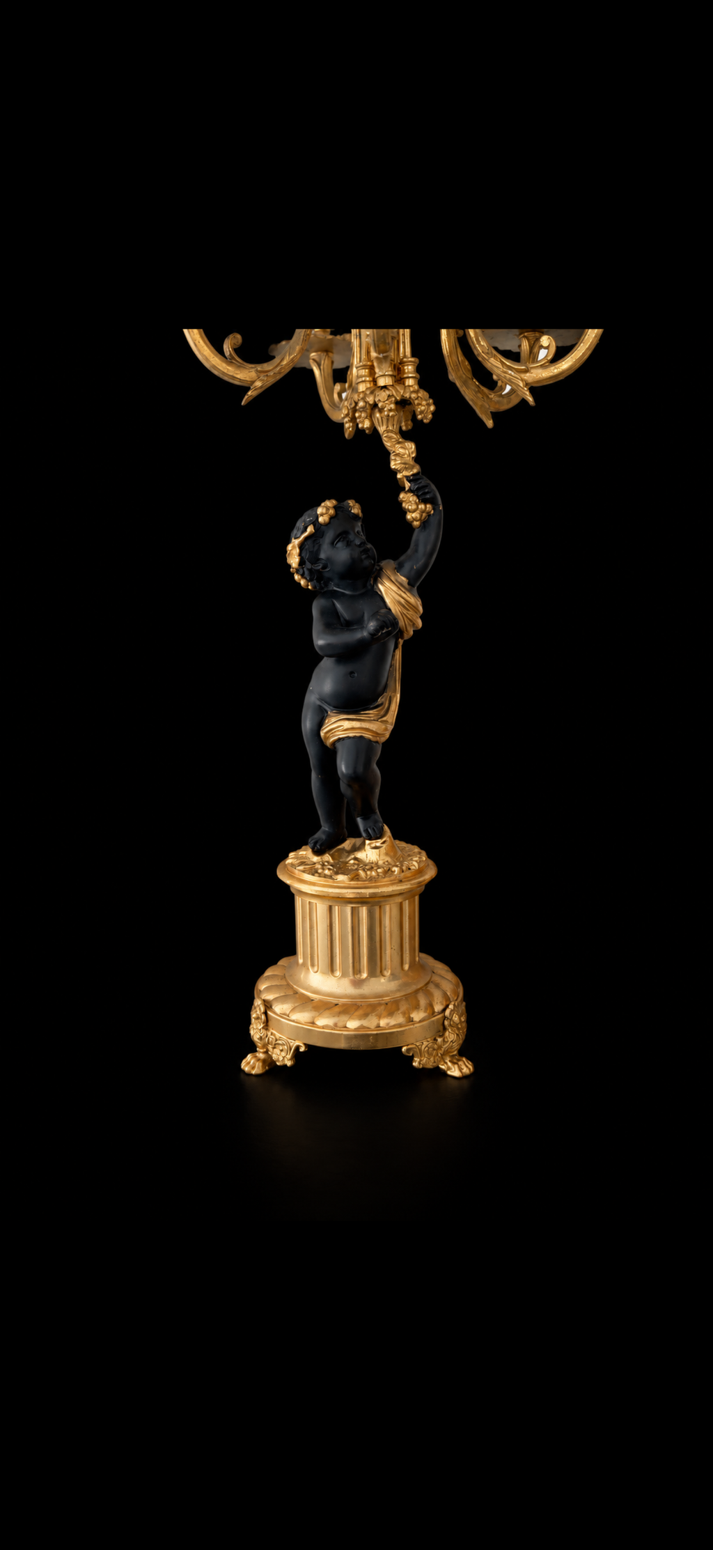 Garniture de cheminée d'après Auguste Moreau, pendule et paire de candélabres aux putti, bronze doré et patiné