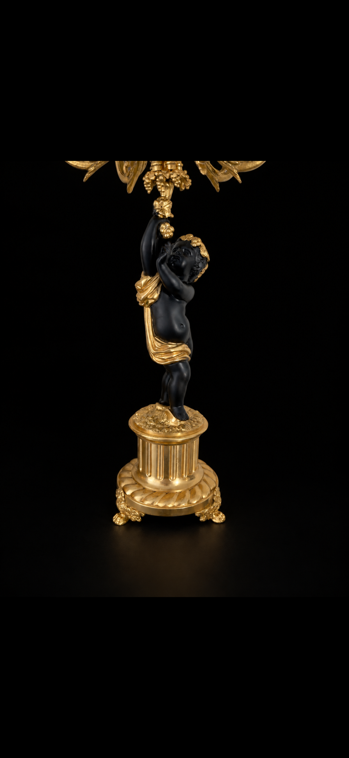 Garniture de cheminée d'après Auguste Moreau, pendule et paire de candélabres aux putti, bronze doré et patiné