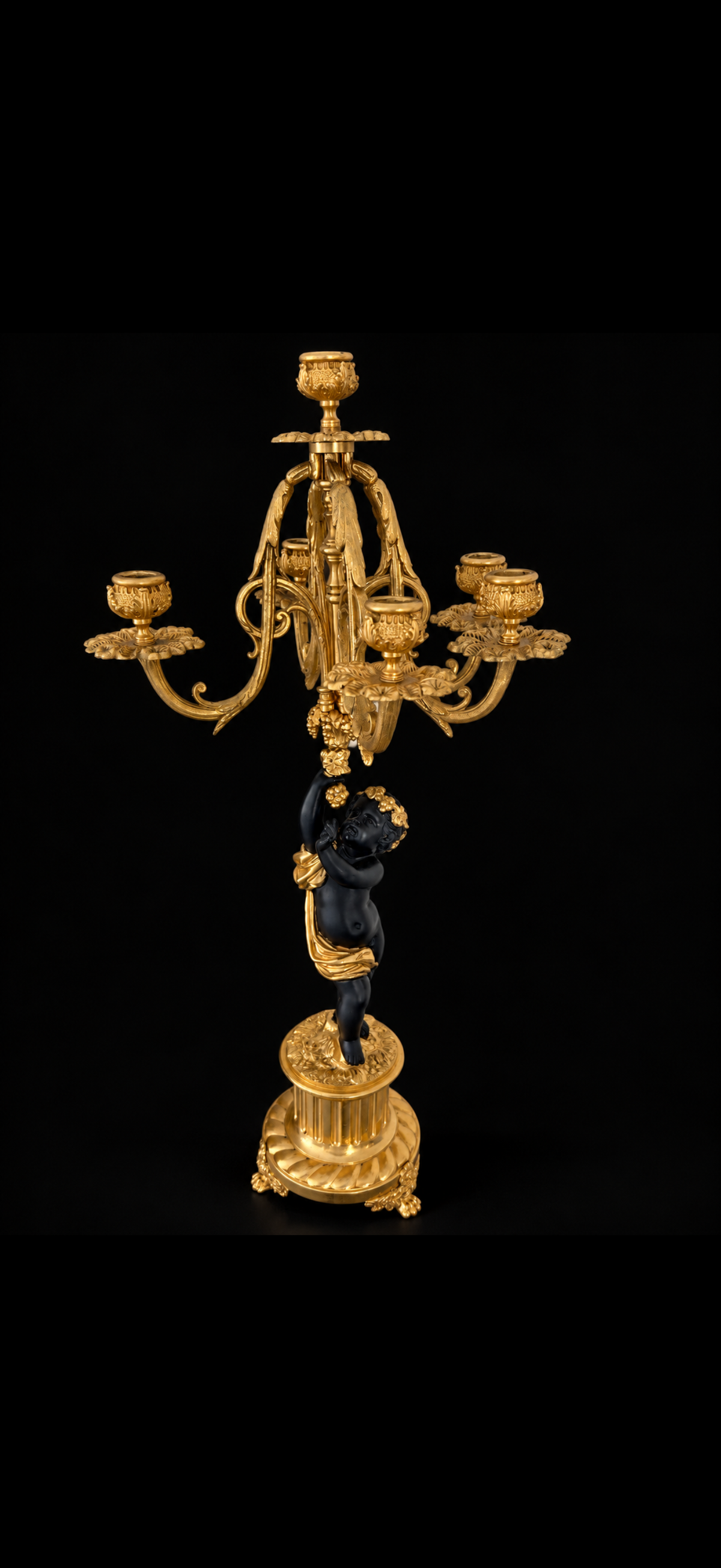 Garniture de cheminée d'après Auguste Moreau, pendule et paire de candélabres aux putti, bronze doré et patiné