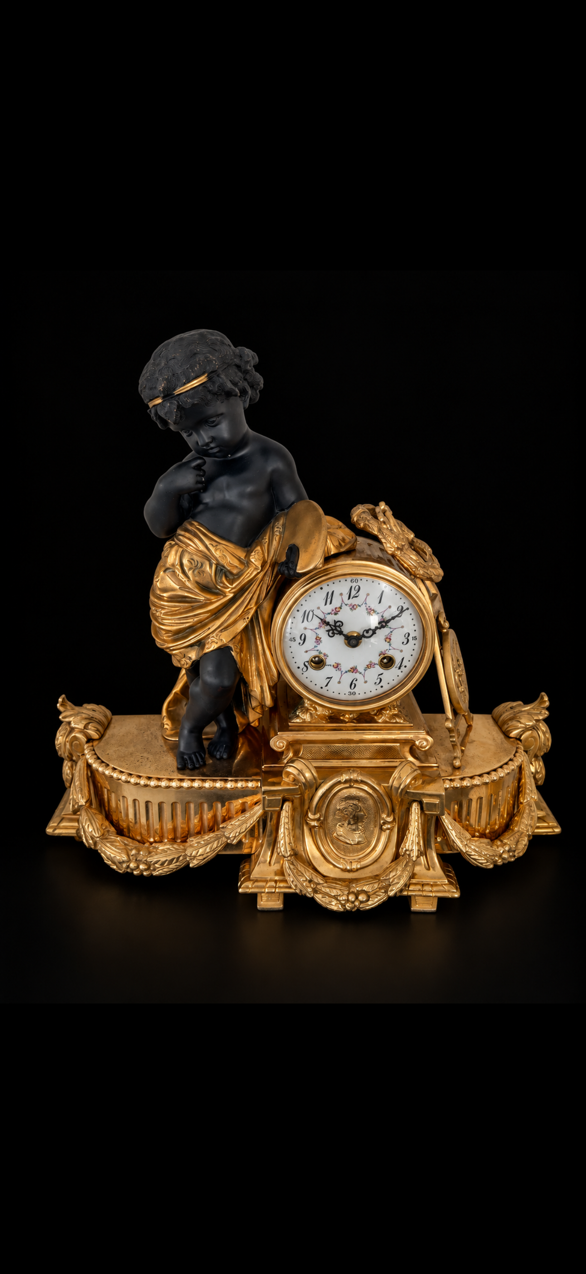 Garniture de cheminée d'après Auguste Moreau, pendule et paire de candélabres aux putti, bronze doré et patiné