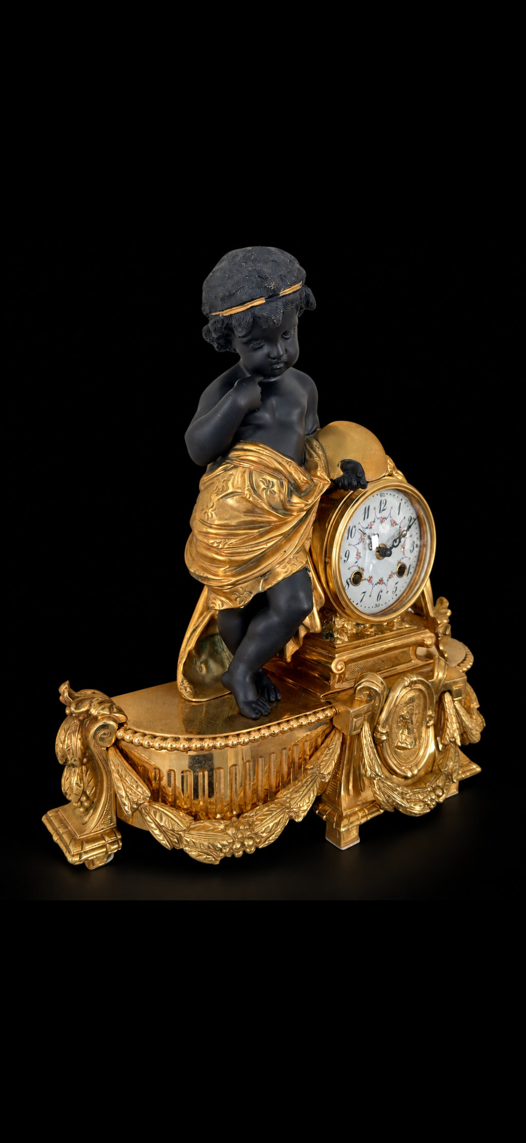 Garniture de cheminée d'après Auguste Moreau, pendule et paire de candélabres aux putti, bronze doré et patiné