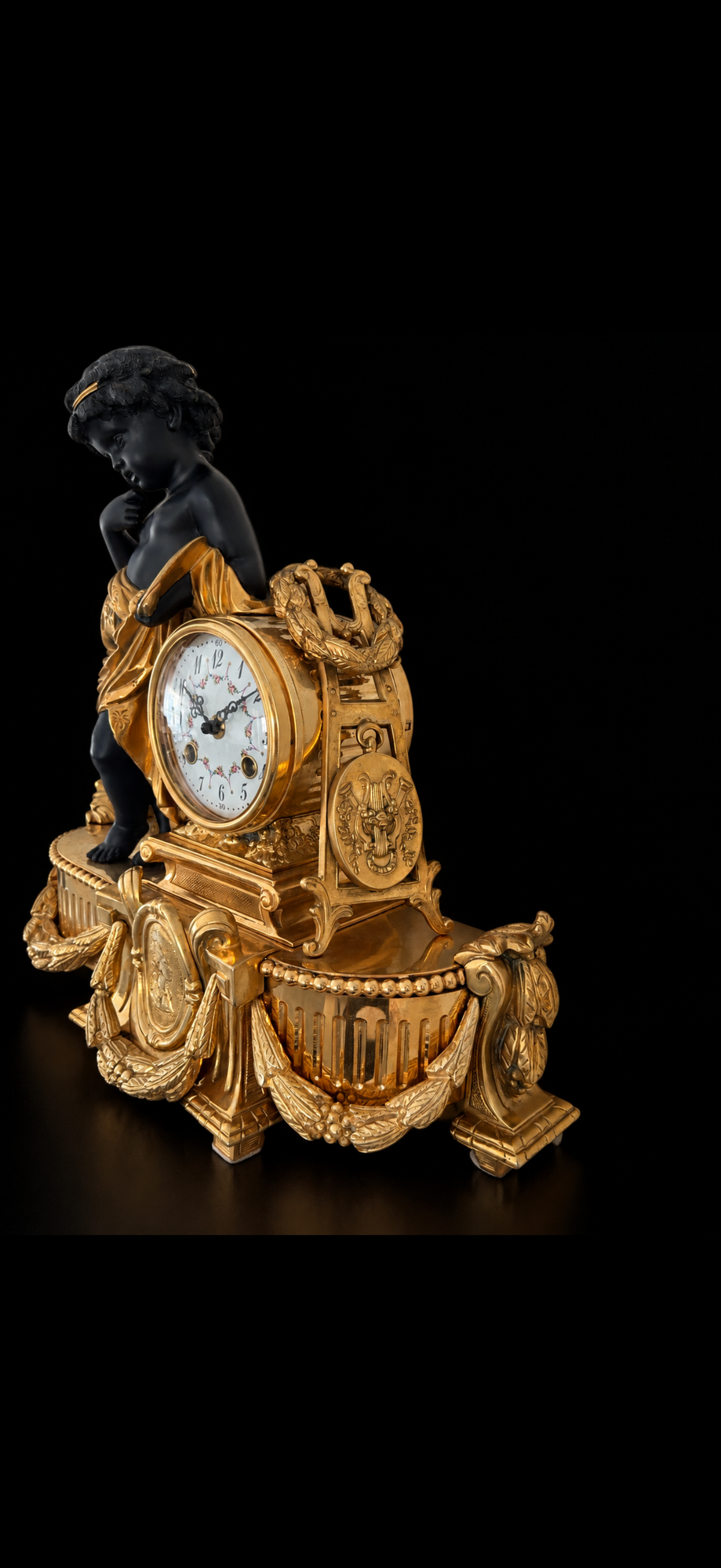 Garniture de cheminée d'après Auguste Moreau, pendule et paire de candélabres aux putti, bronze doré et patiné