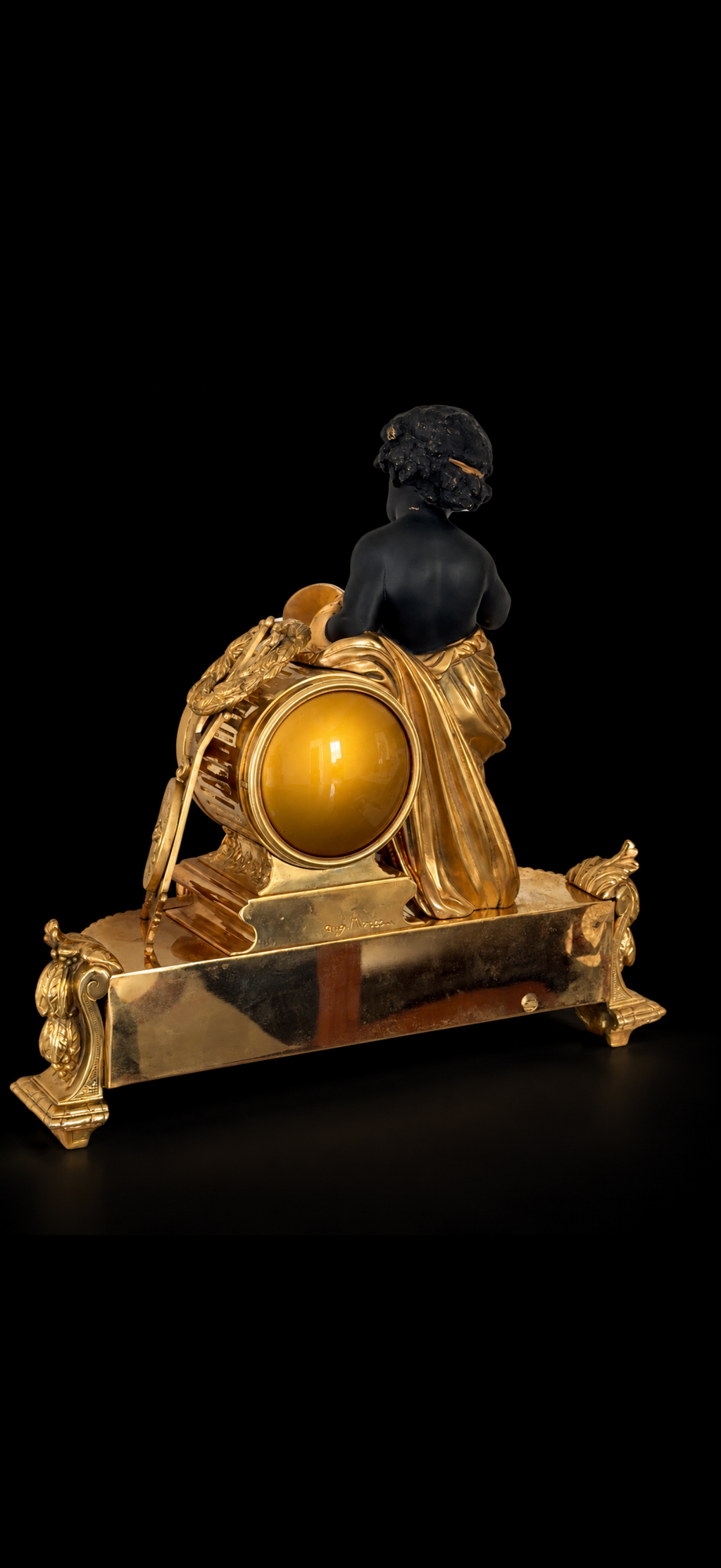 Garniture de cheminée d'après Auguste Moreau, pendule et paire de candélabres aux putti, bronze doré et patiné