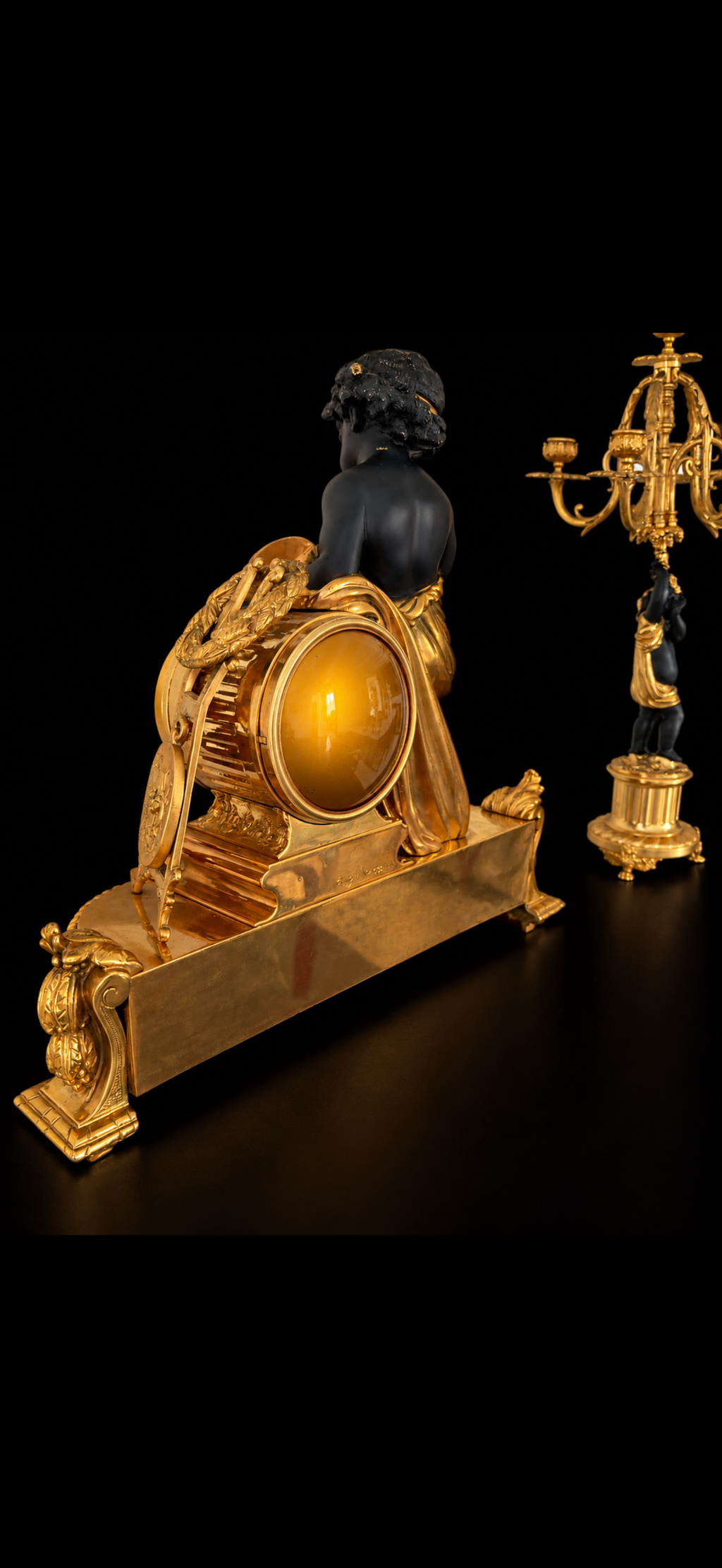 Garniture de cheminée d'après Auguste Moreau, pendule et paire de candélabres aux putti, bronze doré et patiné