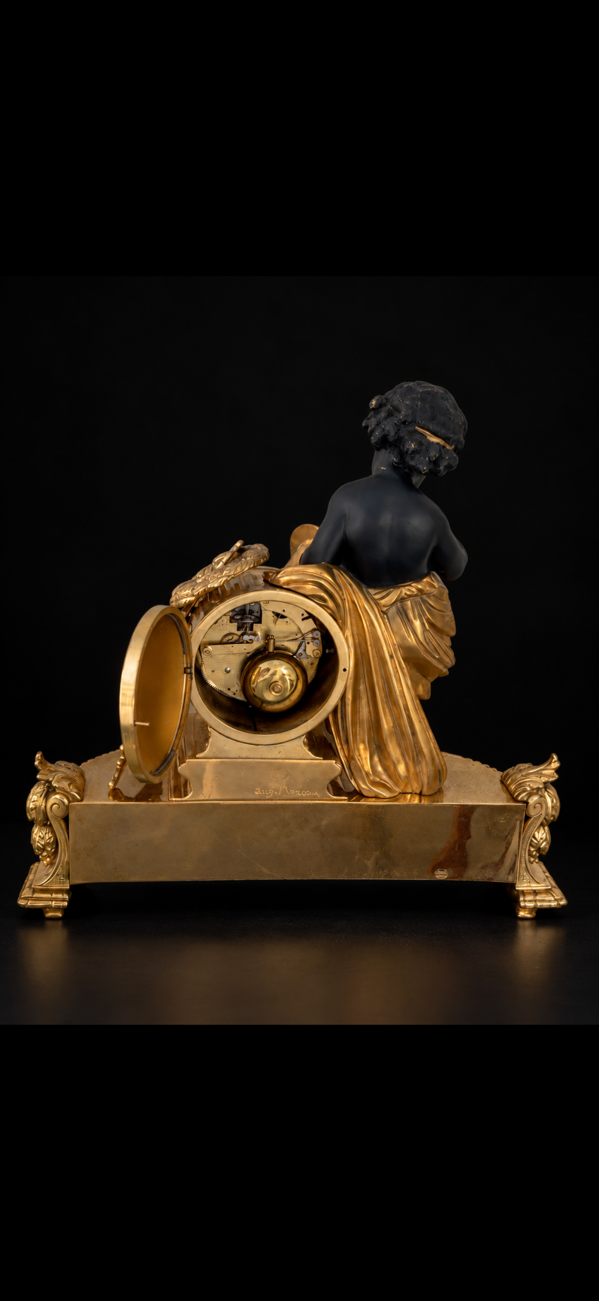 Garniture de cheminée d'après Auguste Moreau, pendule et paire de candélabres aux putti, bronze doré et patiné