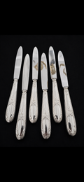 6 couteaux de table anciens Orbrille en argent massif fourré, vue d'ensemble