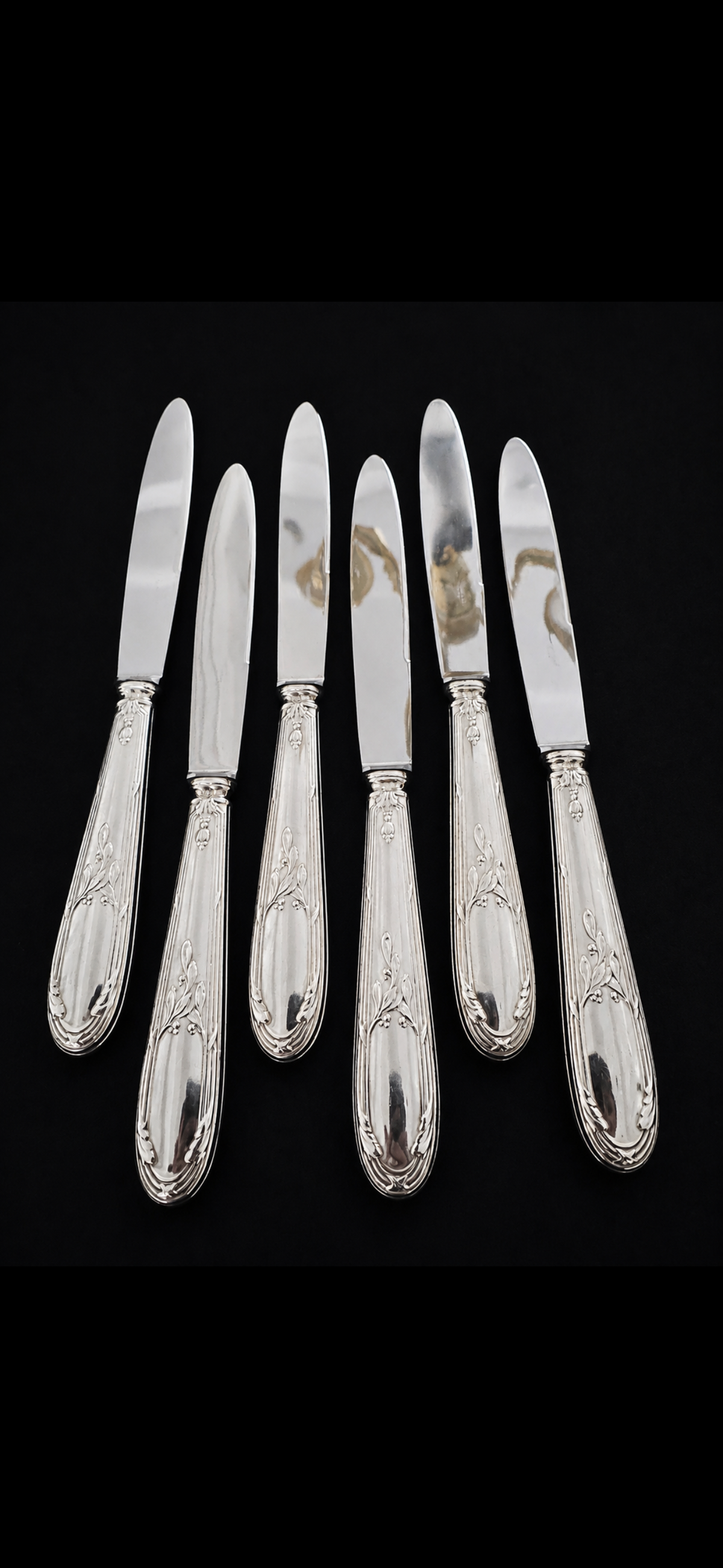 6 couteaux de table anciens Orbrille en argent massif fourré, vue d'ensemble