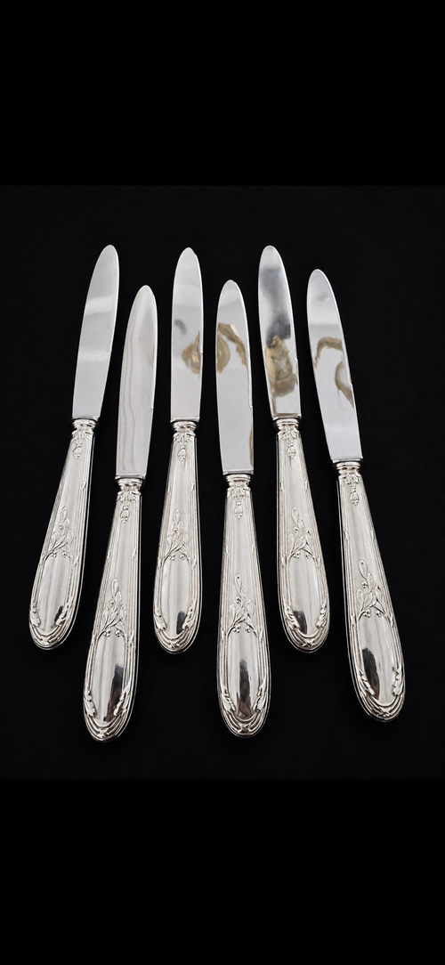 6 couteaux de table anciens Orbrille en argent massif fourré, vue d'ensemble