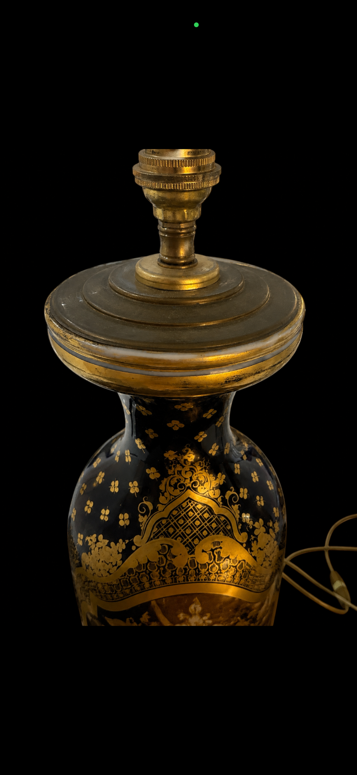 Vase-lampe porcelaine bleu cobalt, détail de la garniture en laiton doré du col