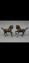 Paire de chevaux en bronze patiné – XXe siècle – H. 24 cm