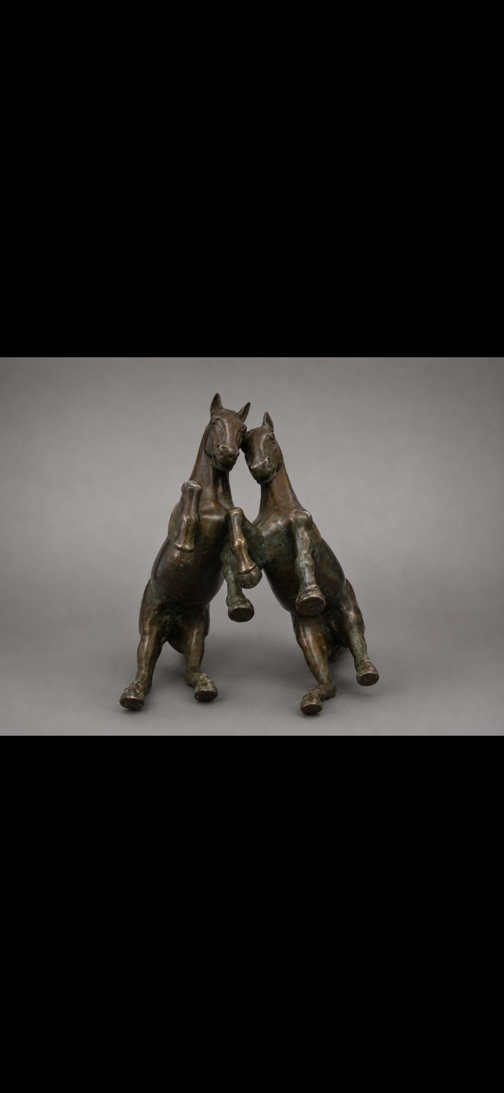 Paire de chevaux en bronze patiné – XXe siècle – H. 24 cm
