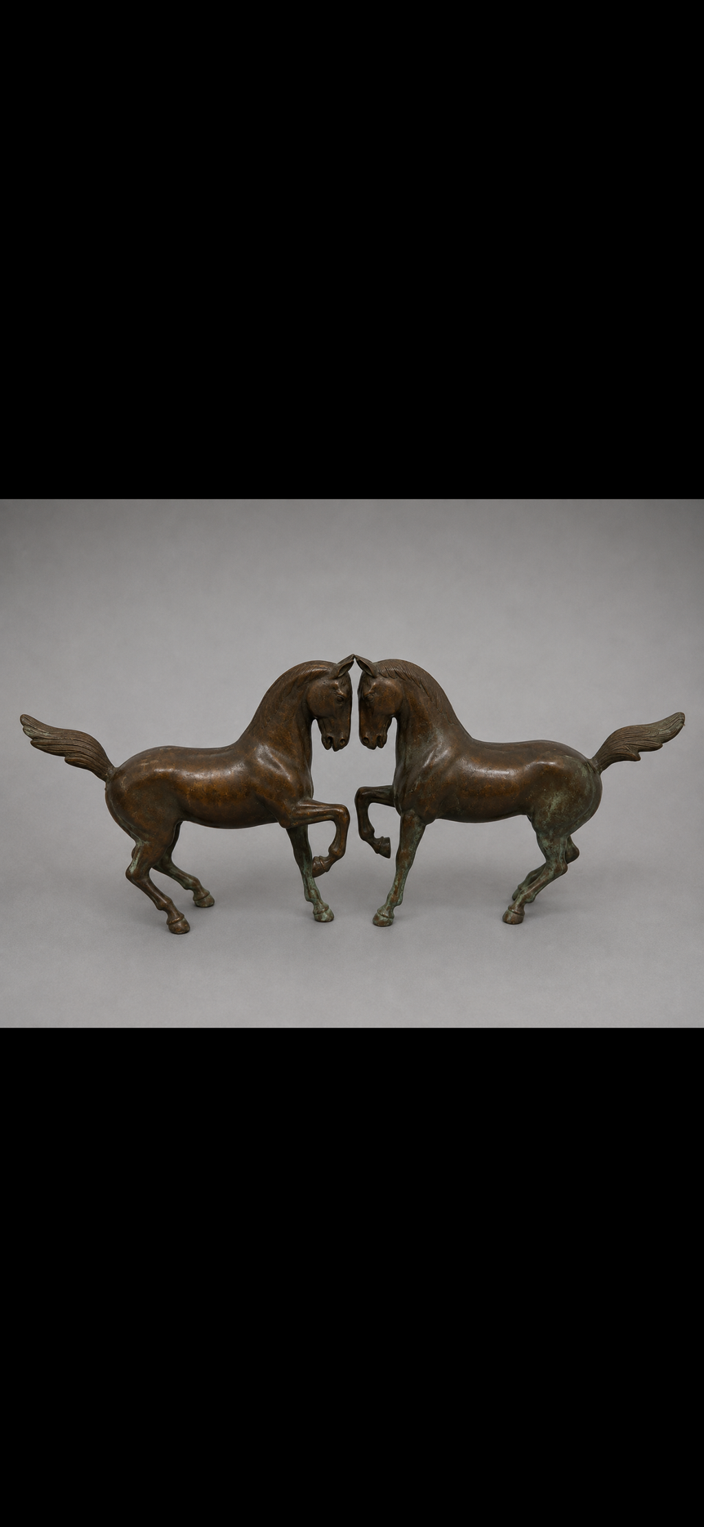 Paire de chevaux en bronze patiné – XXe siècle – H. 24 cm
