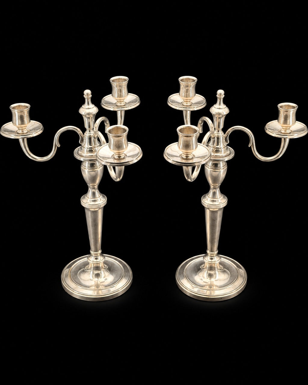 Paire de candélabres à trois feux de style Louis XVI en métal argenté