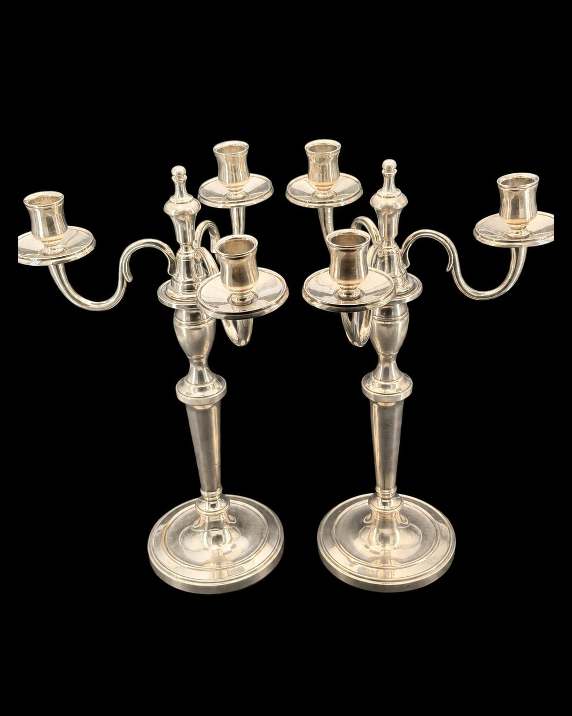 Paire de candélabres à trois feux de style Louis XVI en métal argenté