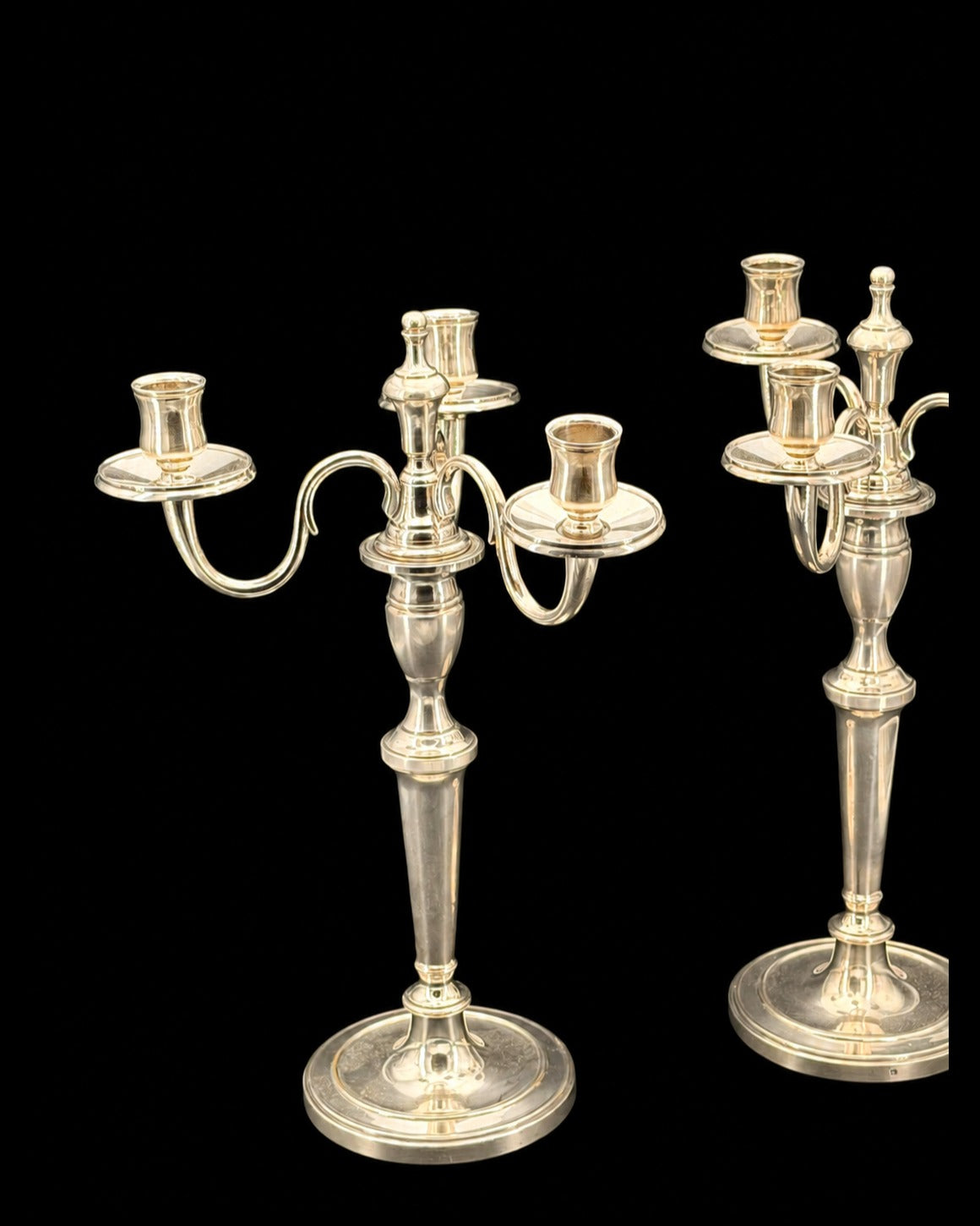 Paire de candélabres à trois feux de style Louis XVI en métal argenté