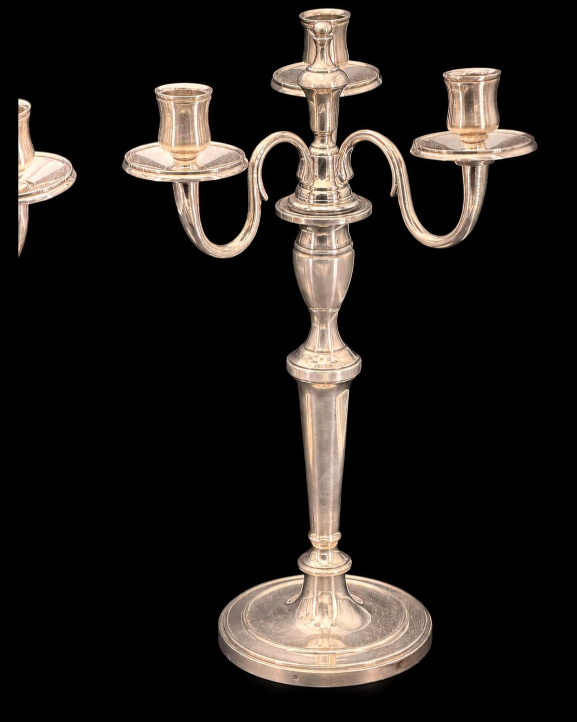 Paire de candélabres à trois feux de style Louis XVI en métal argenté