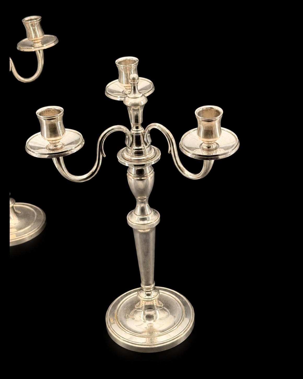Paire de candélabres à trois feux de style Louis XVI en métal argenté