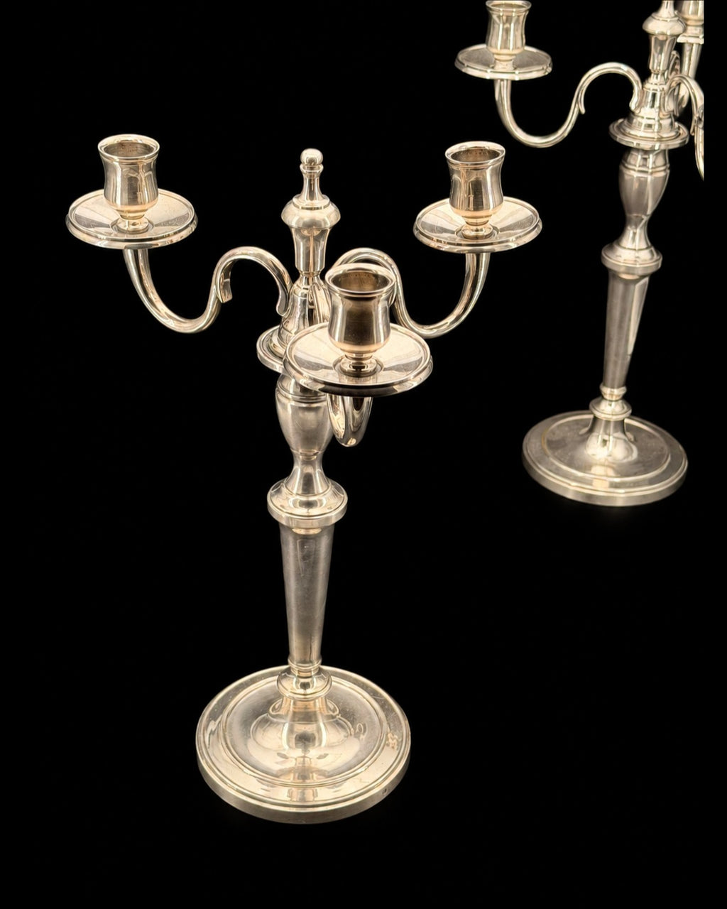 Paire de candélabres à trois feux de style Louis XVI en métal argenté
