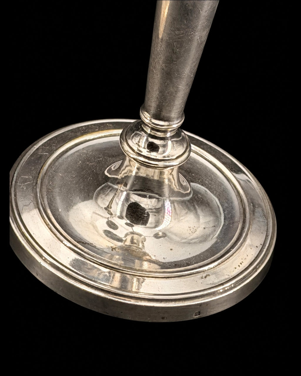 Paire de candélabres à trois feux de style Louis XVI en métal argenté