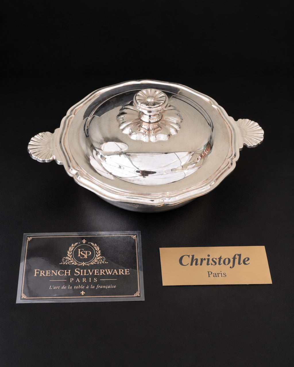 Légumier couvert Christofle en métal argenté, oreilles en coquille et bord à filets contours, style Régence – vue de trois quarts