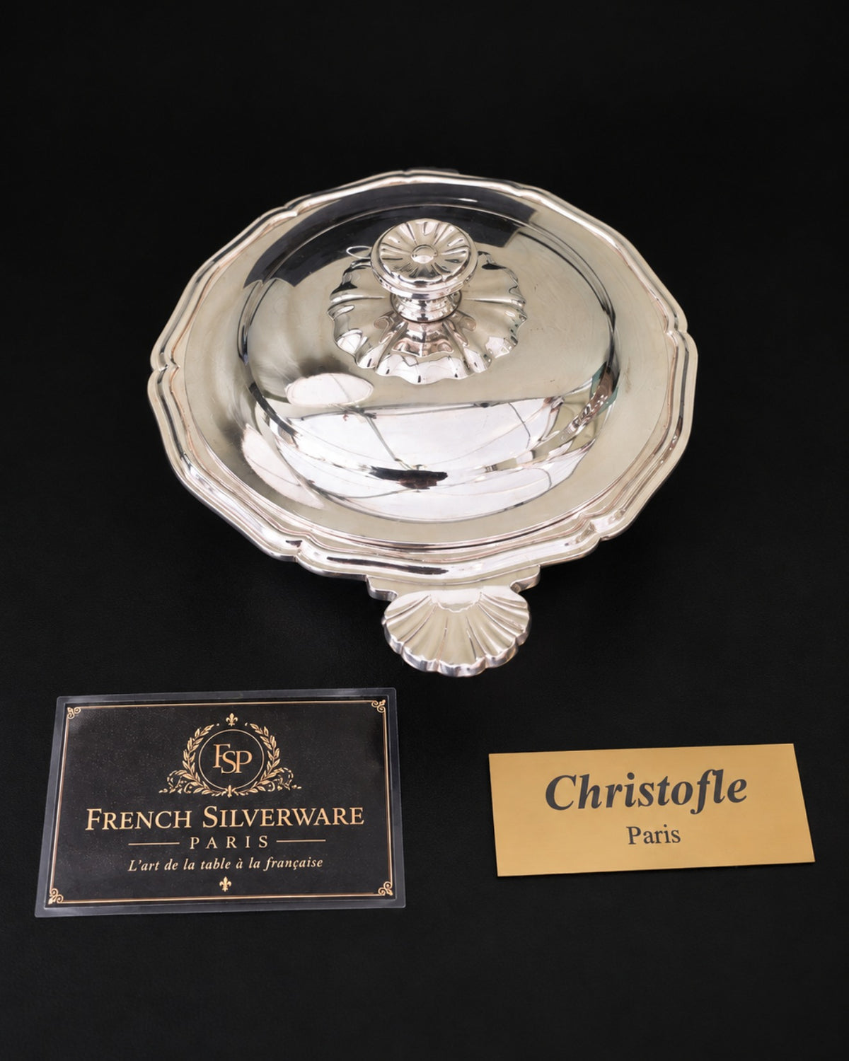 Légumier couvert Christofle à coquilles – vue de face, couvercle bombé et prise à rosace sur collerette godronnée