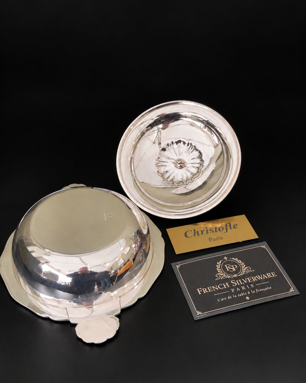 Dessous du légumier Christofle à coquilles et intérieur du couvercle avec l'écrou de la prise