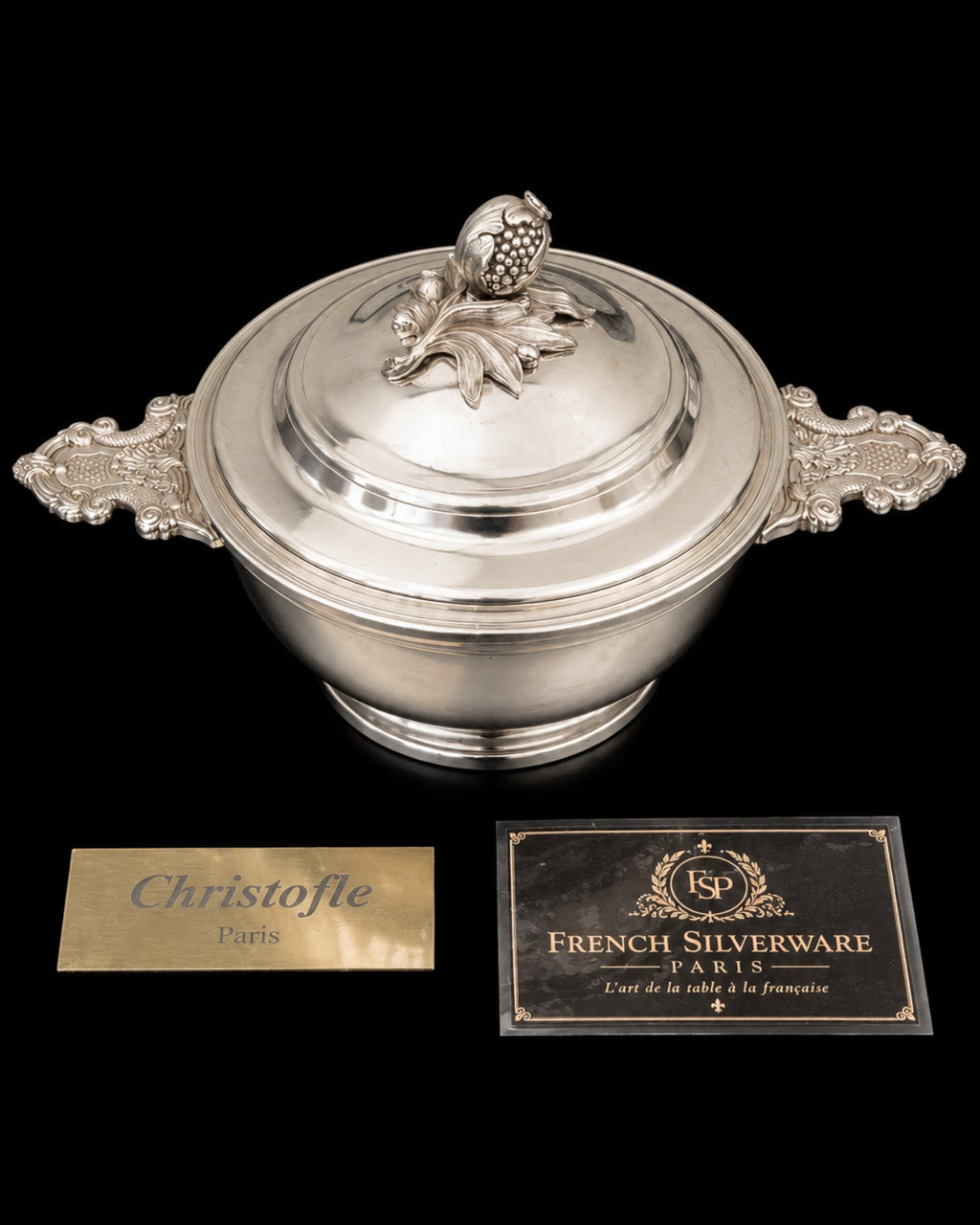 Écuelle couverte Christofle en métal argenté, style Régence – vue de face, prise en grenade et oreilles aux carpes