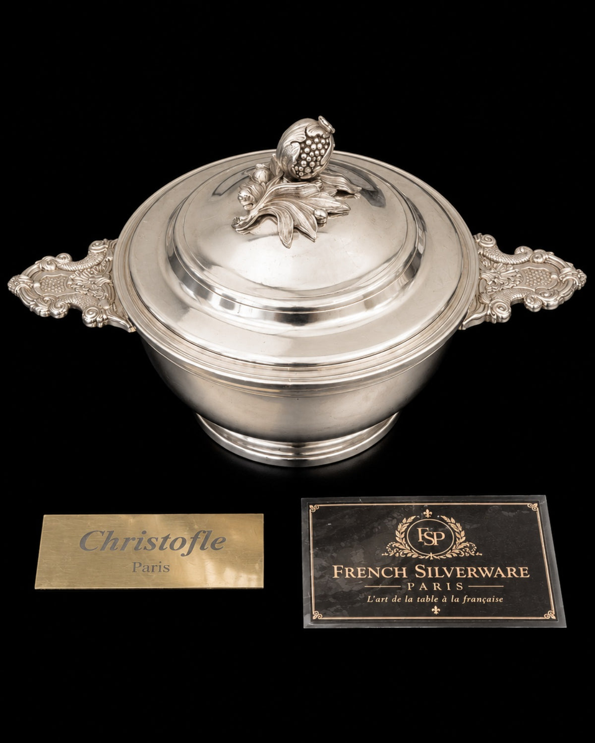 Écuelle couverte Christofle en métal argenté, style Régence – vue de face, prise en grenade et oreilles aux carpes