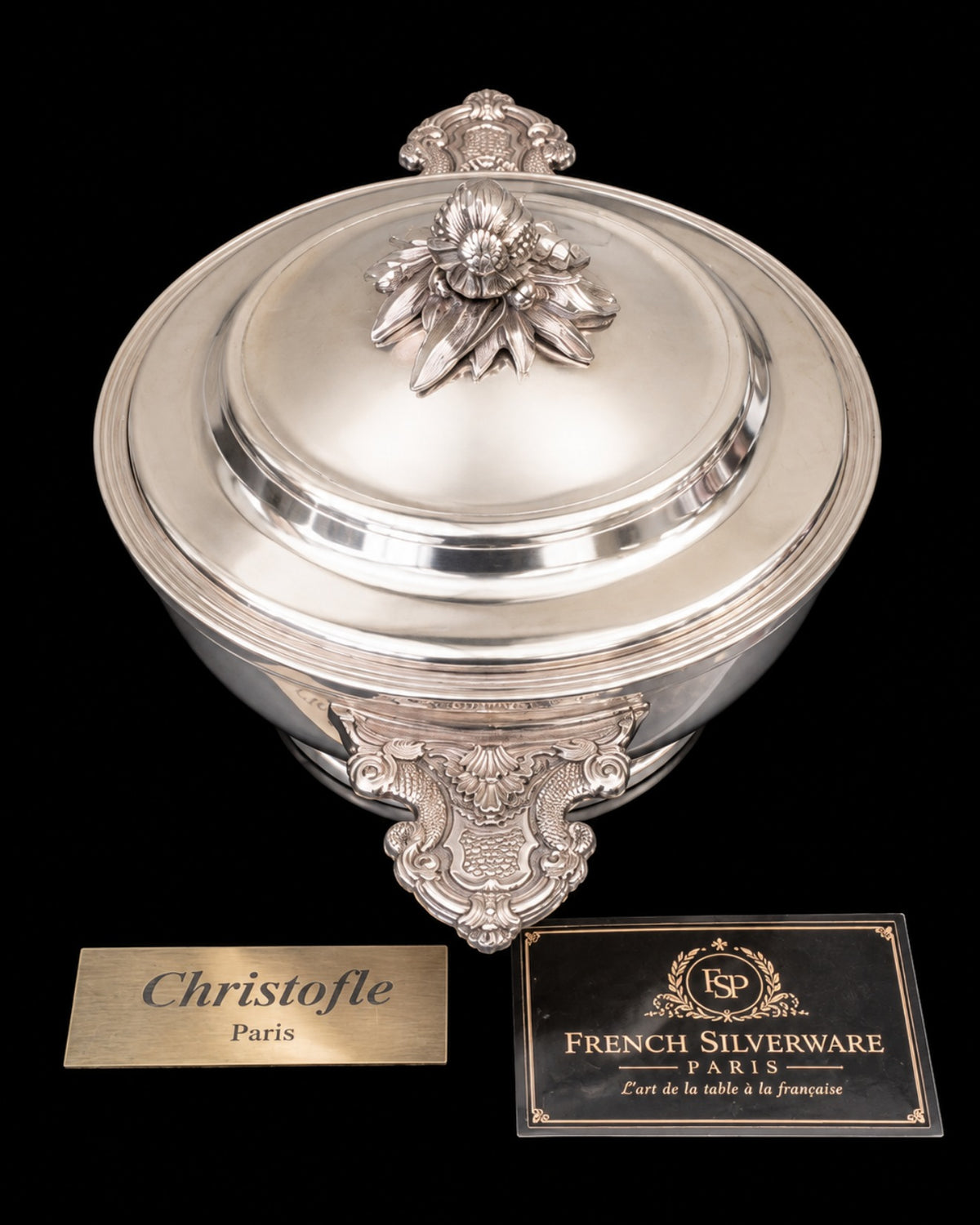Écuelle Christofle à la grenade – vue de dessus, couvercle mouluré et oreille aux carpes
