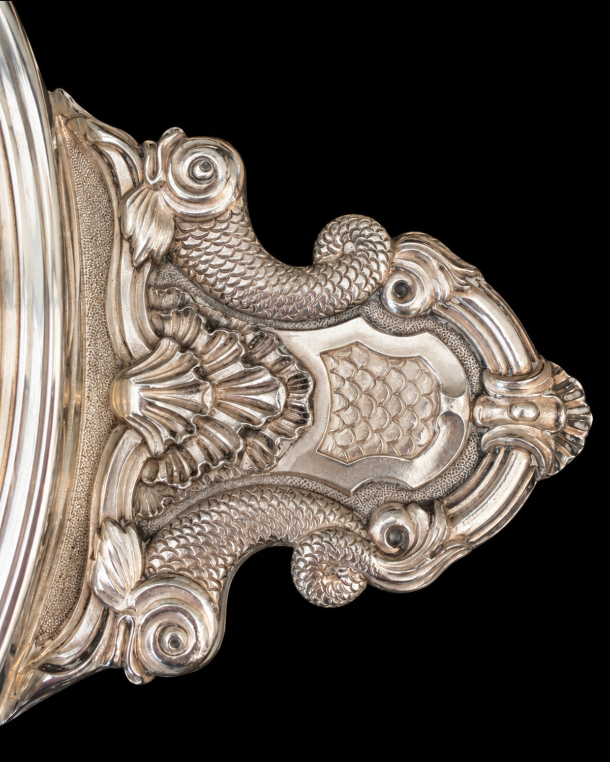 Oreille de l'écuelle Christofle : cartouche à écailles, deux carpes et coquille godronnée
