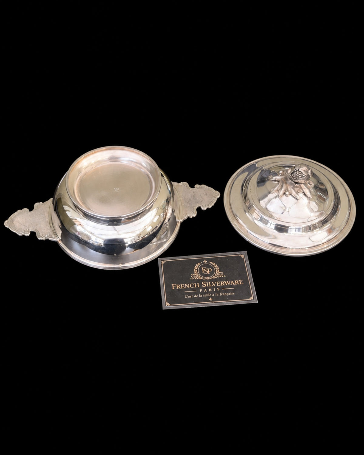 Dessous de l'écuelle Christofle sur piédouche et couvercle à la grenade