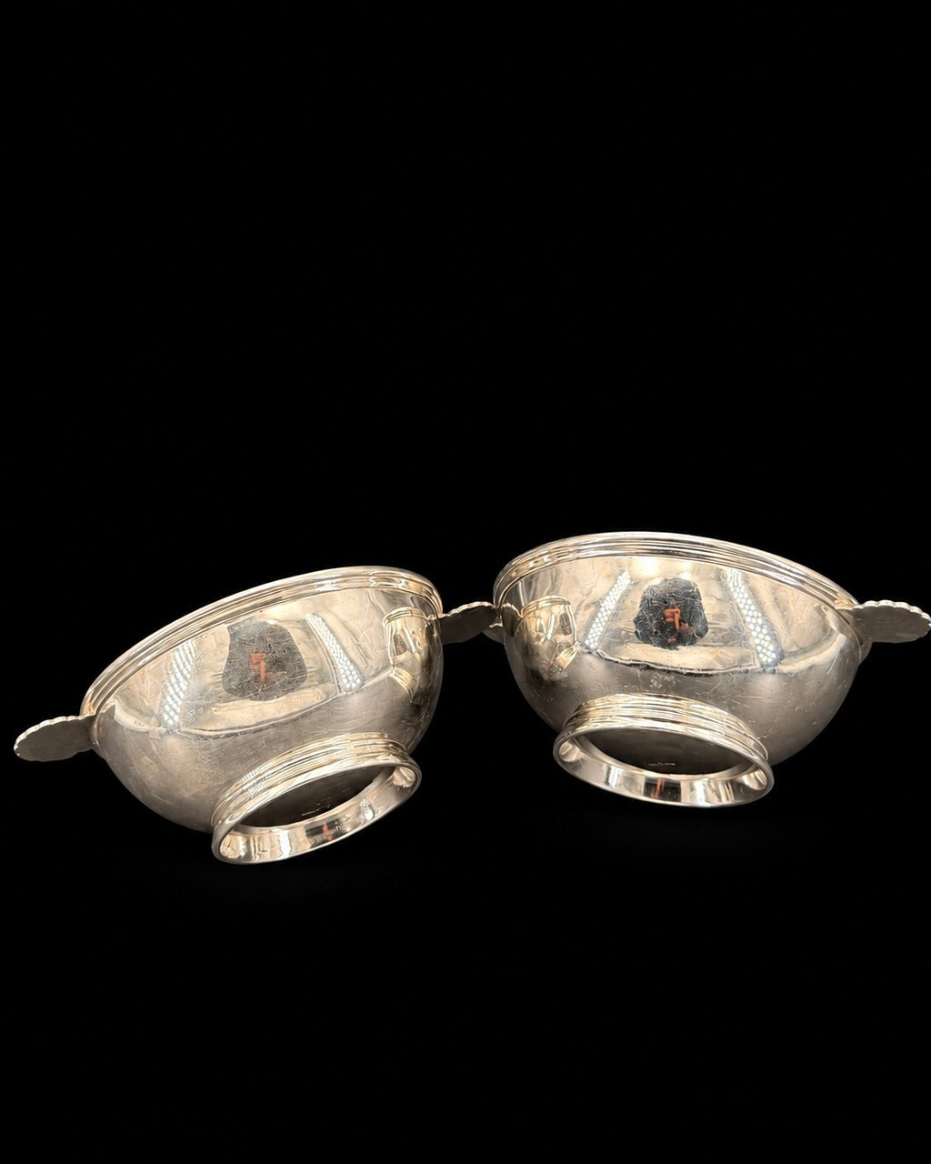Deux écuelles à oreilles Christofle, monogramme Wagons-Lits, métal argenté, orfèvrerie de bord