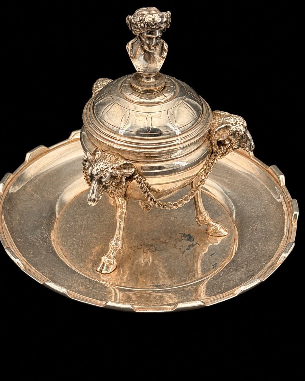 Encrier de style Empire, monopodes de bélier et buste de bacchante, bronze argenté, XIXe siècle