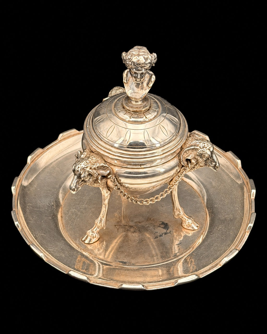 Encrier de style Empire, monopodes de bélier et buste de bacchante, bronze argenté, XIXe siècle